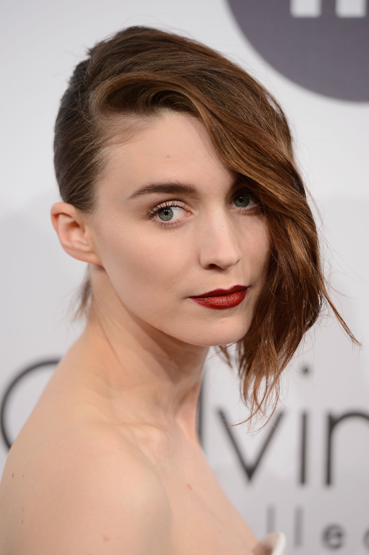 One Side Hairstyle   A New Trend From The Red Carpet