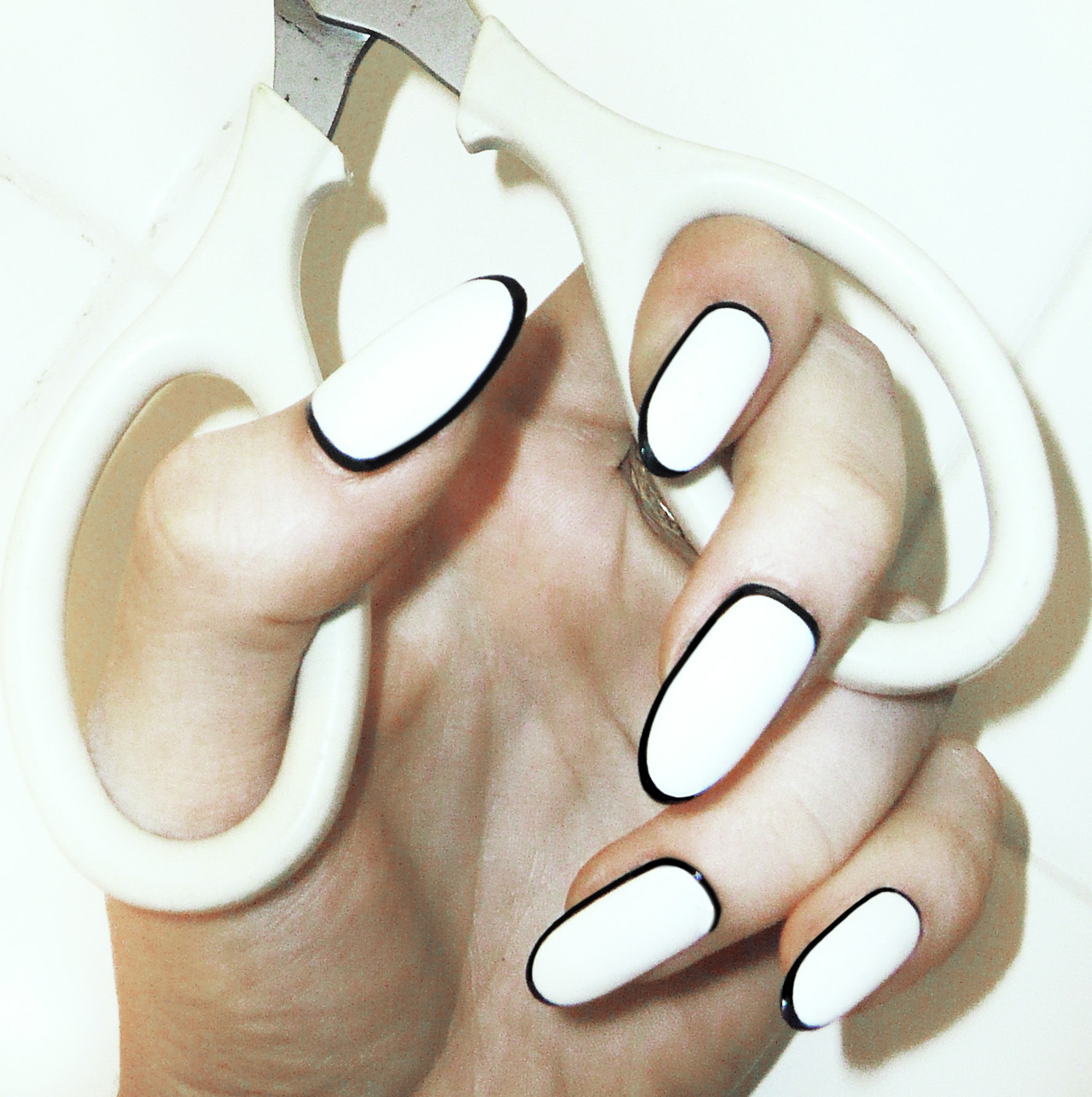 Outlined Nails Trend.