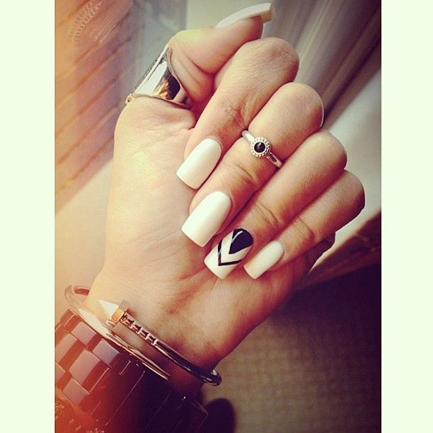 White Manicure for Chick Summer Look