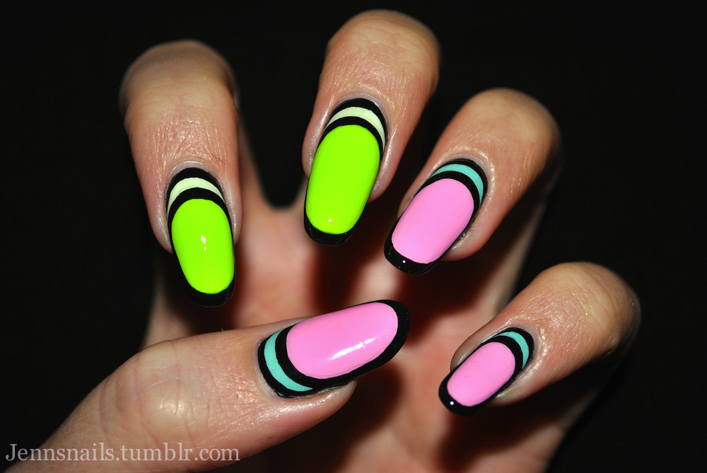 Outlined Nails Trend.
