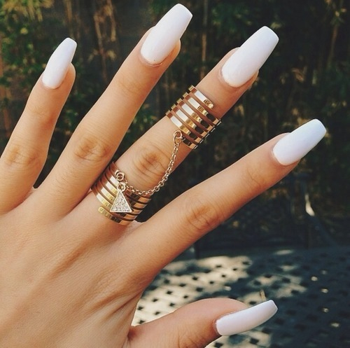 White Manicure for Chick Summer Look