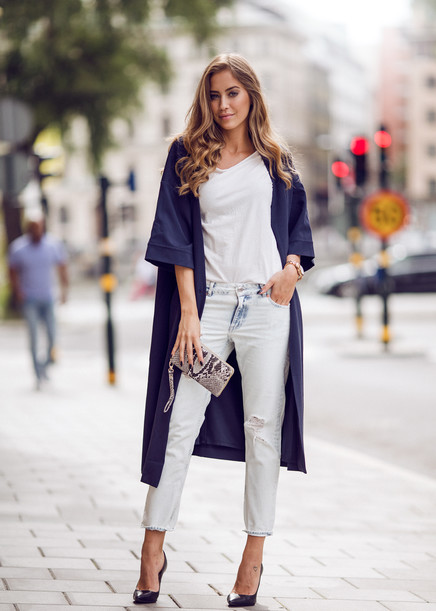 15 Stylish Ways To Wear A Pair Of Blue Jeans