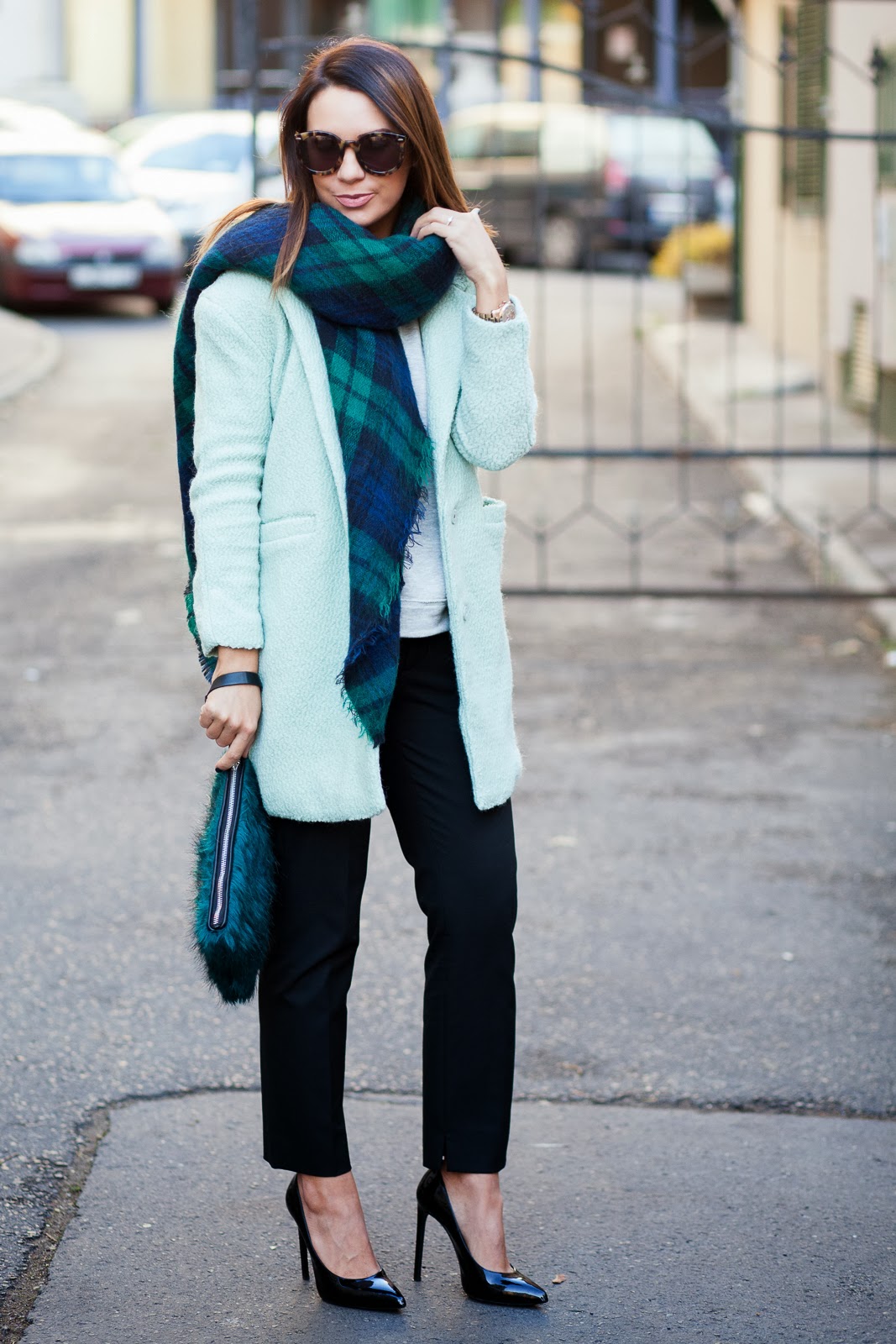 17 Chic Outfit Ideas with Colored Coats
