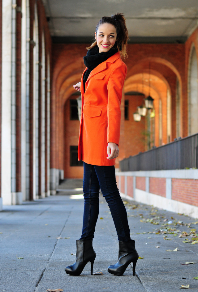 Девушка в оранжевой куртке