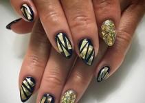 16 Simple Yet Stunning Christmas Nail Designs - fashionsy.com