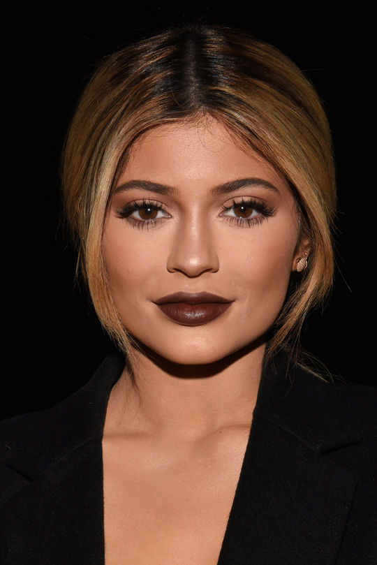 The Best Makeup Tips Of How To Pull Off The Brown Lipstick Trend