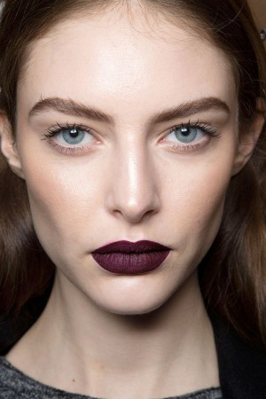 How To Wear Dark Purple Lipstick Like A Pro - fashionsy.com