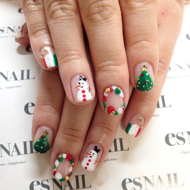 16 Simple Yet Stunning Christmas Nail Designs - fashionsy.com