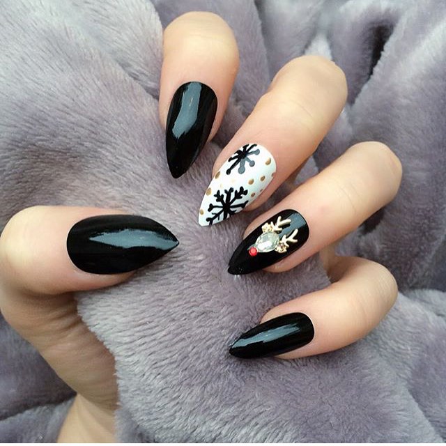 16 Simple Yet Stunning Christmas Nail Designs - fashionsy.com