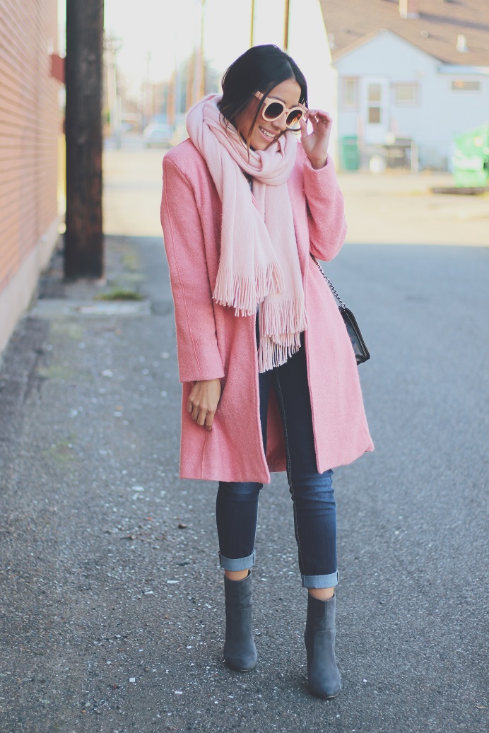 Платок к розовому пальто