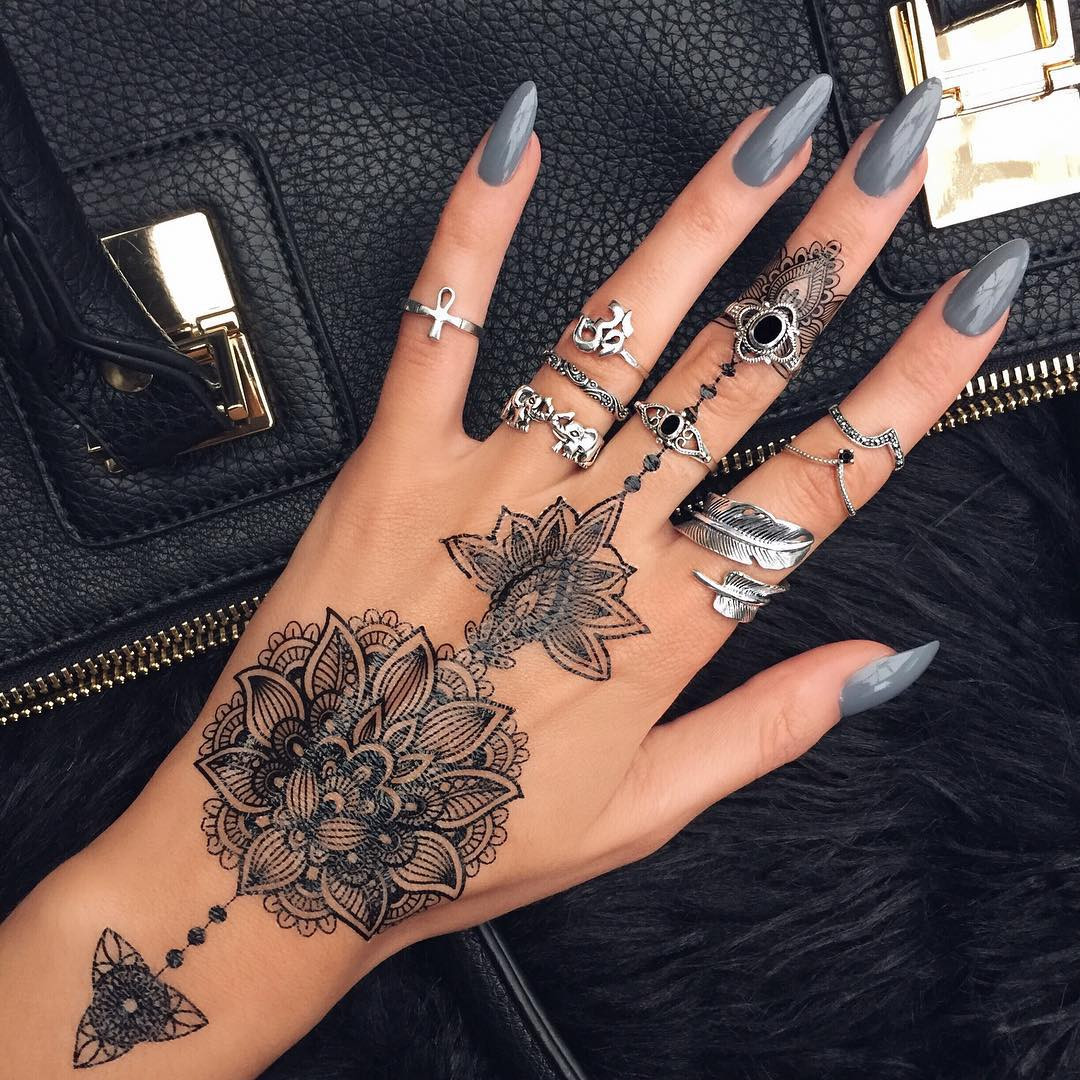15 Gorgeous Henna Tattoos You'll Be Dying to Get - fashionsy.com
