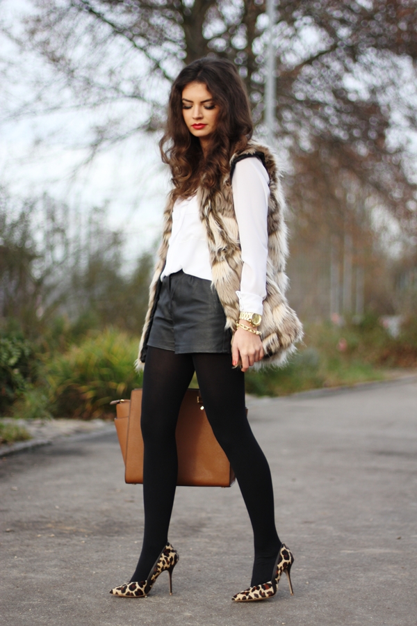 15 Fabulous Ways To Wear Black Tights You Should Not Miss - fashionsy.com
