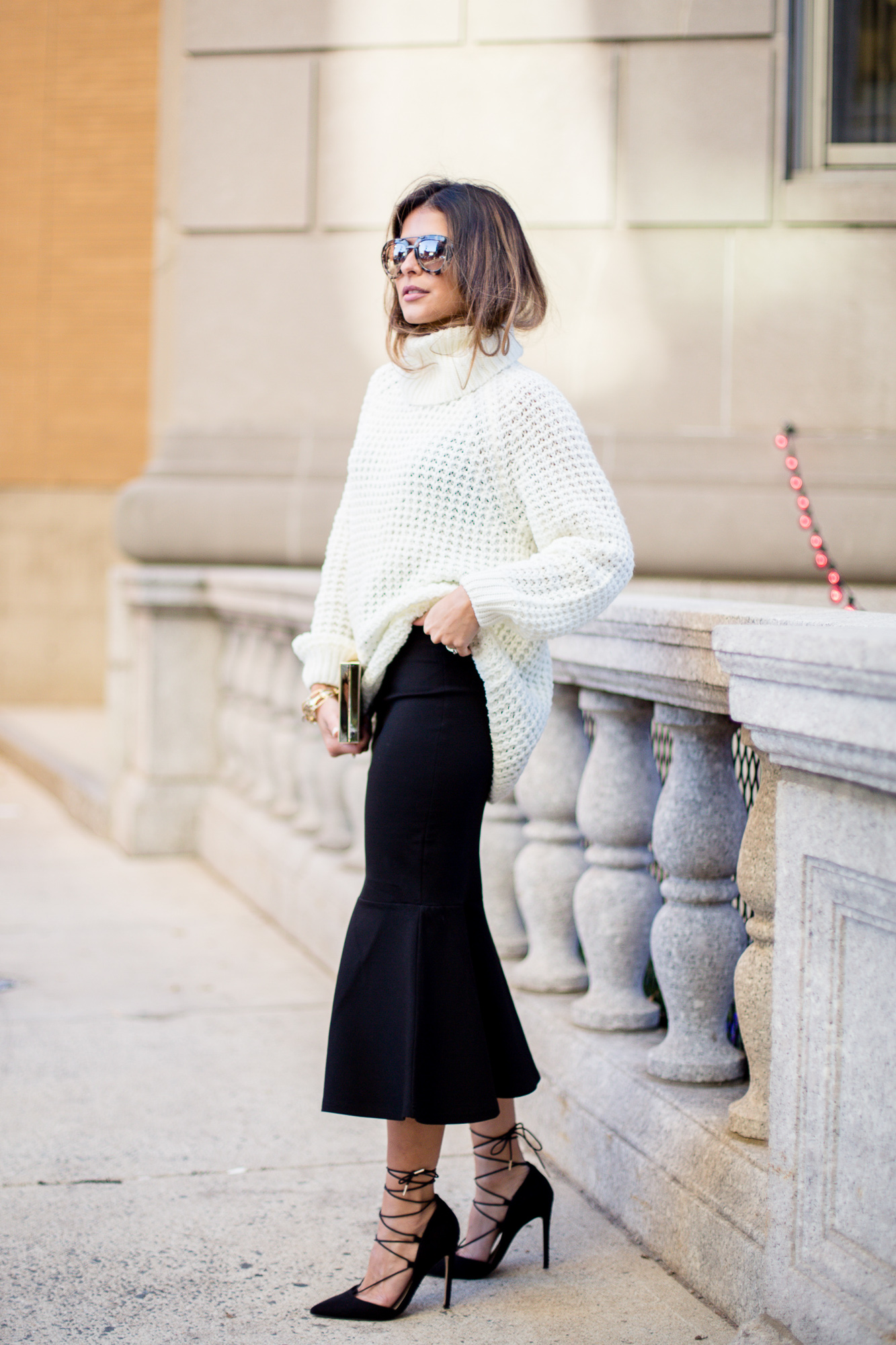How To Wear Your White Turtleneck In The Right Way - fashionsy.com