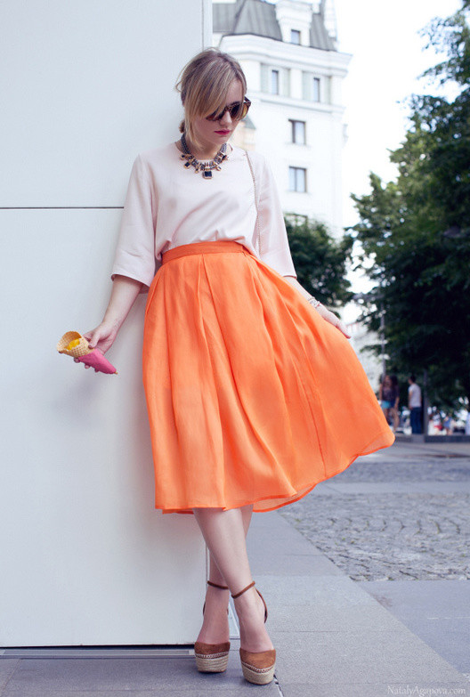 15 Fascinating Midi Skirt Outfits That Will Give You Inspiration For This Season