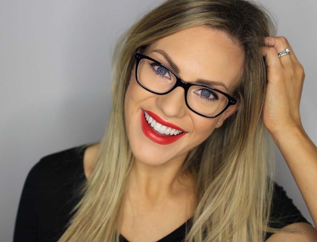 Makeup Tips: How To Look Super Hot When Wearing Glasses?