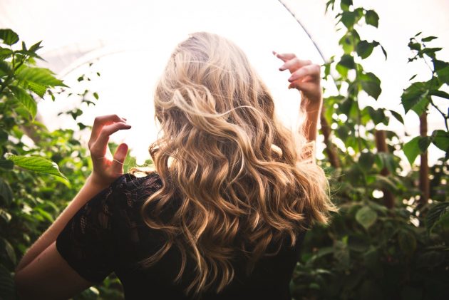 Why do hairstylists prefer the tape in hair extensions method?